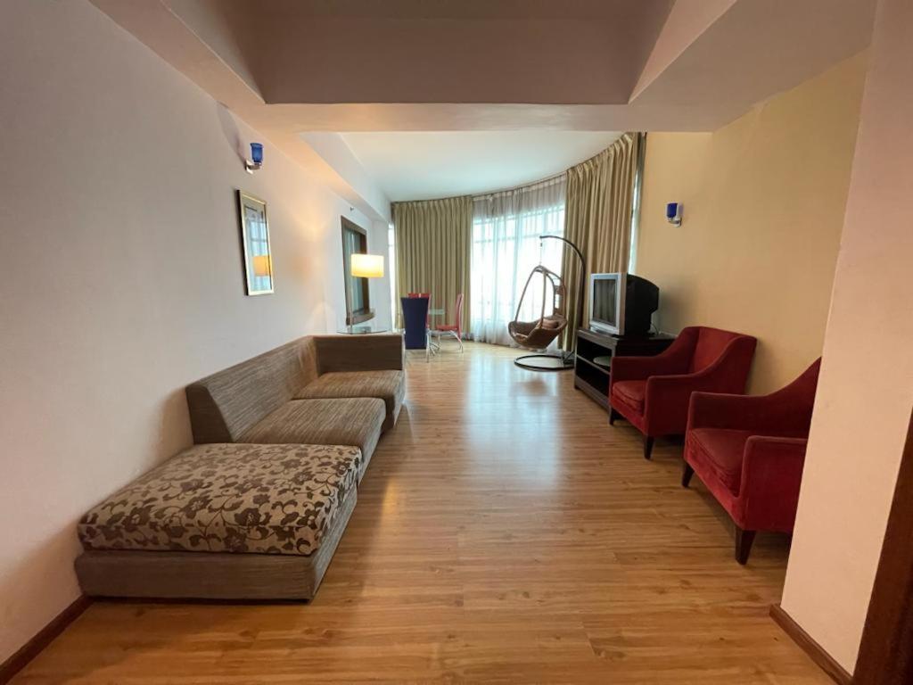 Oriental Crystal Hotel Каджанг Экстерьер фото