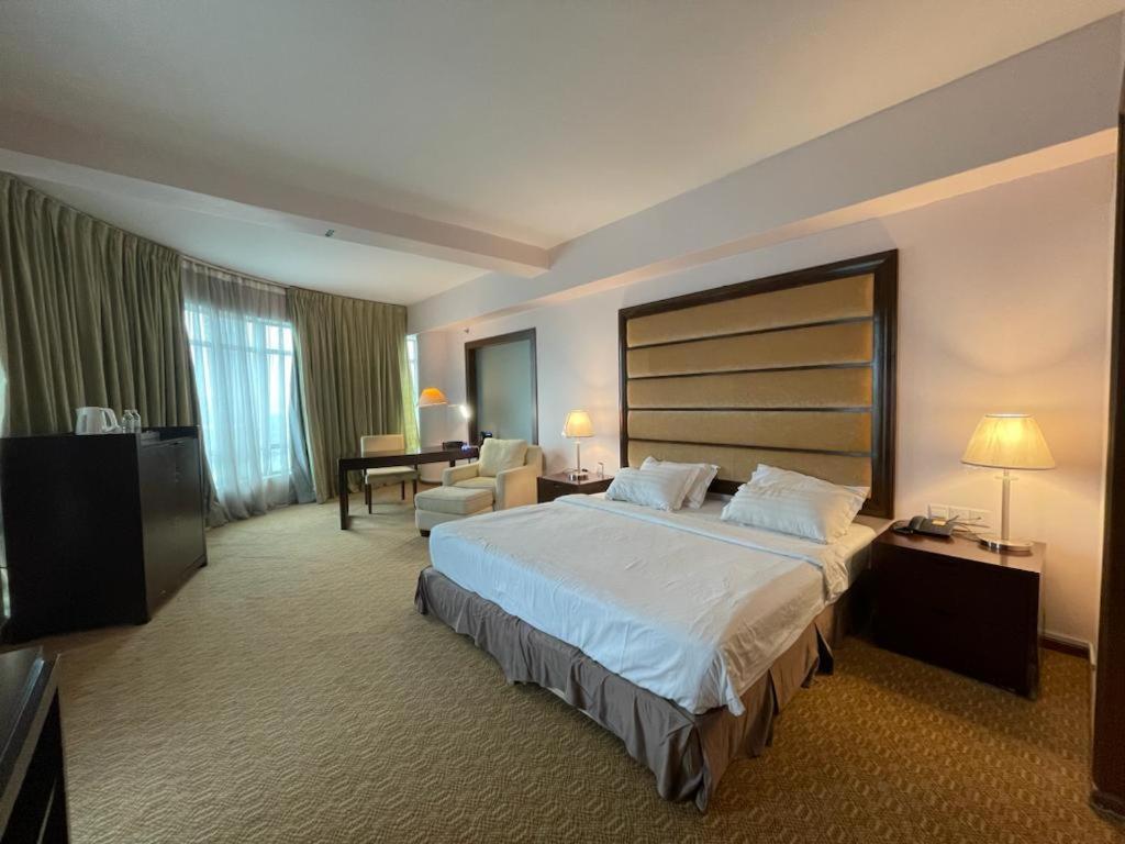 Oriental Crystal Hotel Каджанг Экстерьер фото