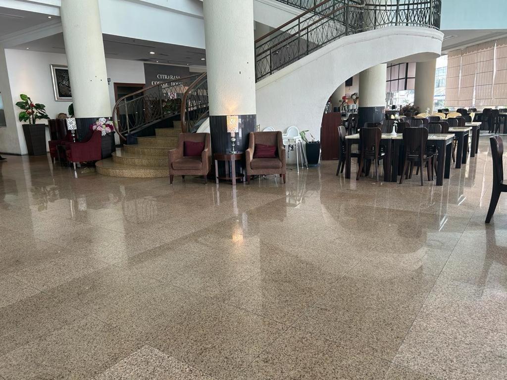 Oriental Crystal Hotel Каджанг Экстерьер фото